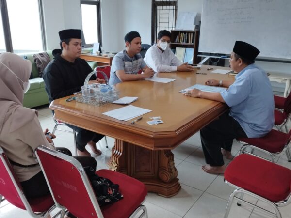 Pembinaan Islam Dasar Muallaf Menggunakan Bahasa Indonesia dan Inggris