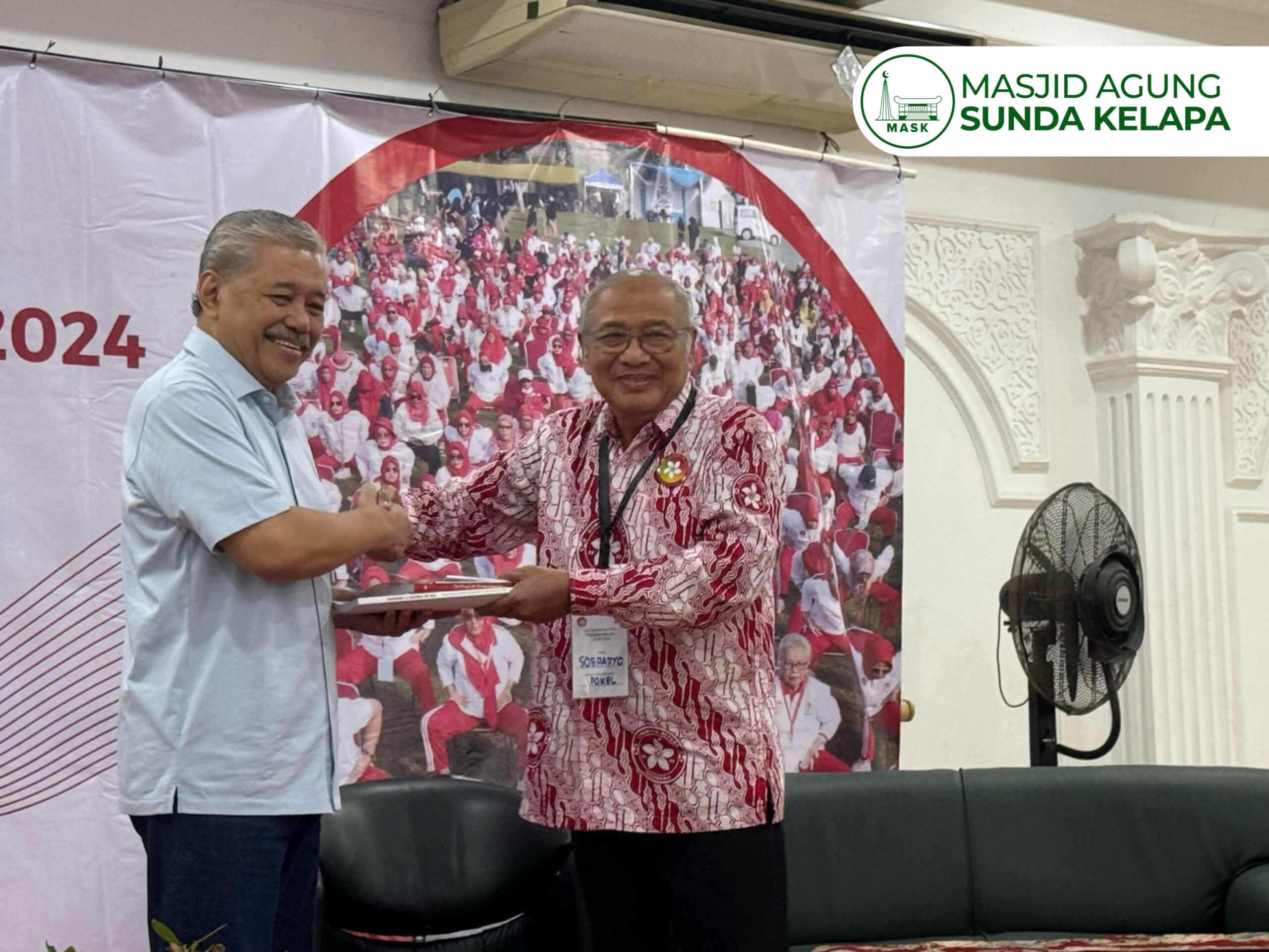 Penyerahan buku dari KBI ke bpk. Haryono Isman, Ketua Umum Komite Olahraga Rekreasi Masyarakat Indonesia