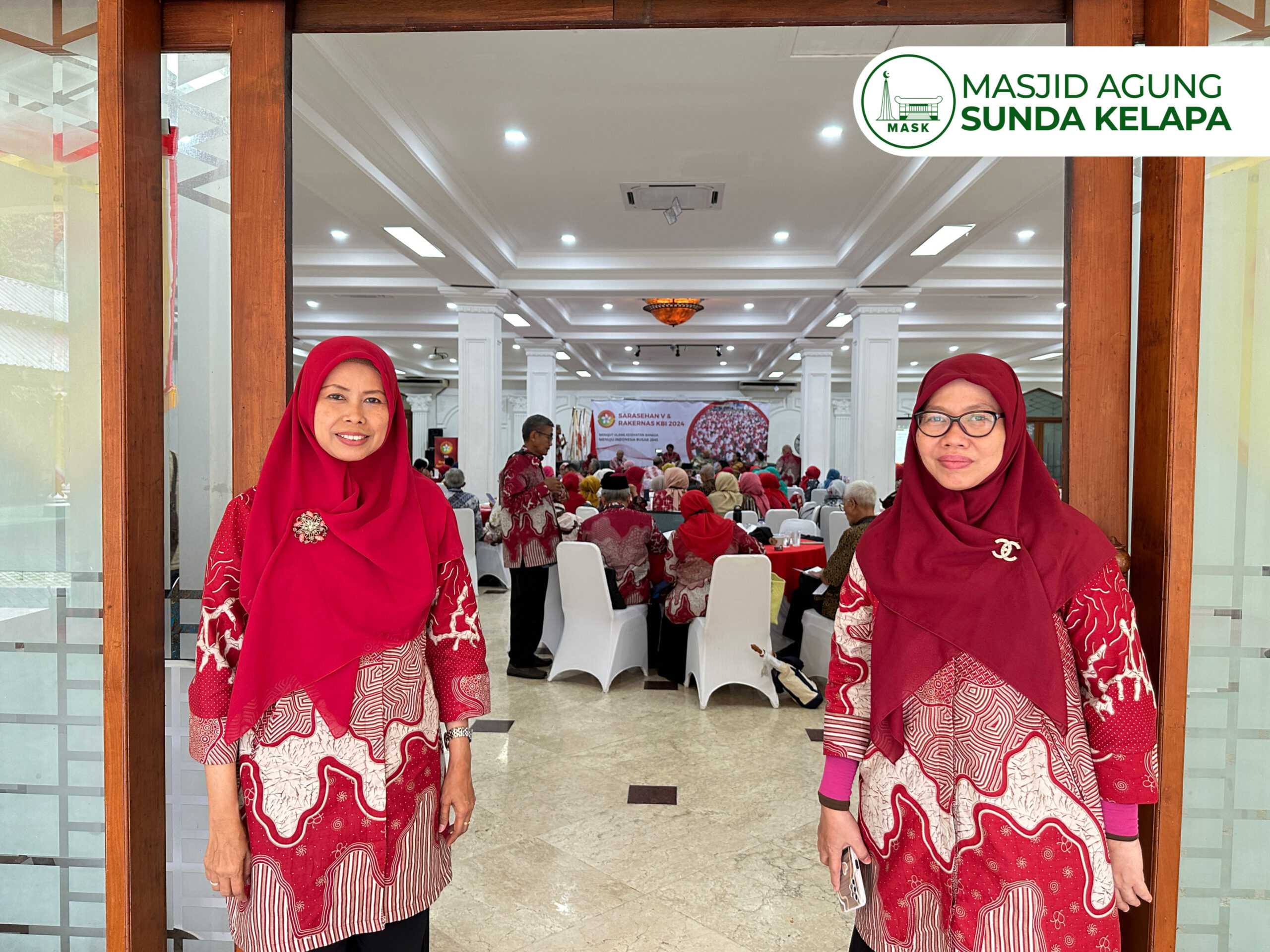 ibu Kusnarmini (Kabid HRD dan Keuangan) bersama ibu Rahmadiana (Kabid Sosial dan Kemasyarakatan) Masjid Agung Sunda Kelapa