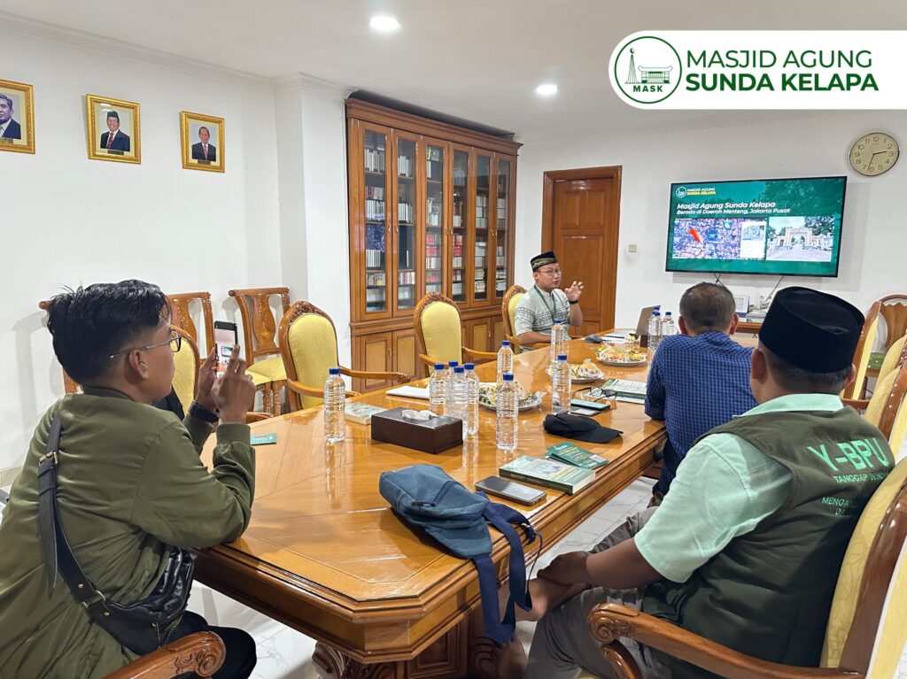 Ust. Reno Fathur Memimpin Sesi FGD Manajemen Masjid bersama Masjid Agung Nurul Iman Padang