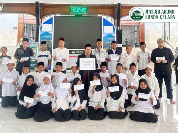 Penyaluran Bantuan kepada Anak Yatim di Masjid Agung Sunda Kelapa dari Kepala Staf Angkatan Laut (KASAL) Laksamana Muhammad Ali Penyaluran Bantuan kepada Anak Yatim di Masjid Agung Sunda Kelapa dari Kepala Staf Angkatan Laut (KASAL) Laksamana Muhammad Ali