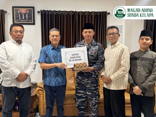 Kepala Staf Angkatan Laut (KASAL) Laksamana Muhammad Ali Donasikan 30 Juta Rupiah untuk Masjid Agung Sunda Kelapa Kepala Staf Angkatan Laut (KASAL) Laksamana Muhammad Ali Donasikan 30 Juta Rupiah untuk Masjid Agung Sunda Kelapa