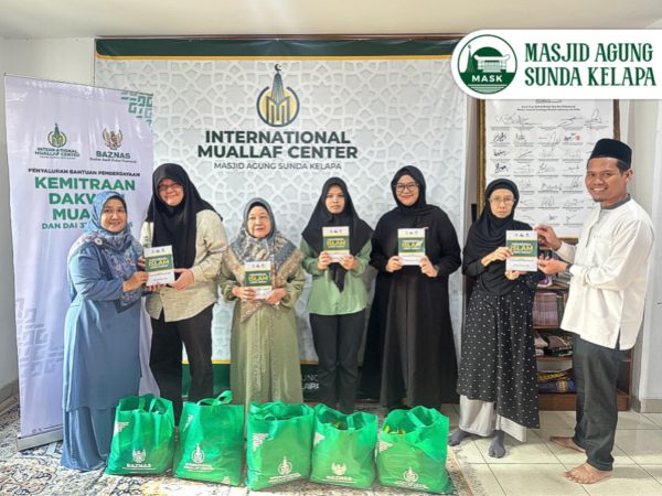 Penyaluran Bantuan Pemberdayaan Dakwah Muallaf IMC MASK & BAZNAS RI Kepada Muallaf Masjid Agung Sunda Kelapa